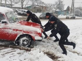 Патрульні врятували водія від снігової пастки у Слов'янську