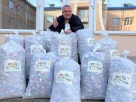 В Ірпені діти зібрали 150 кг пластикових кришечок, щоб придбати дрон військовим