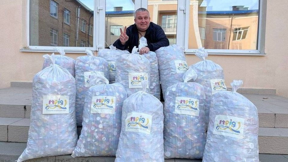 В Ірпені діти зібрали 150 кг пластикових кришечок, щоб придбати дрон військовим