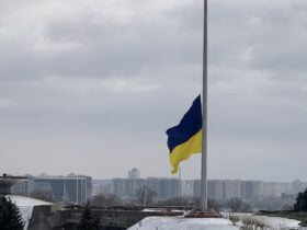 У Києві шквальний вітер пошкодив найбільший прапор України, полотнище вже замінили