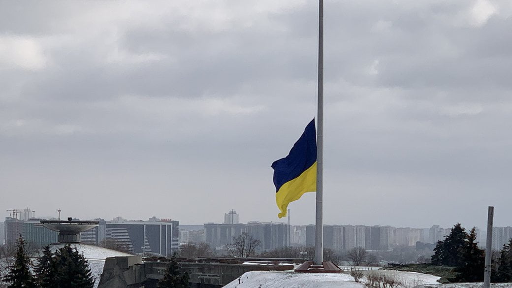 У Києві шквальний вітер пошкодив найбільший прапор України, полотнище вже замінили