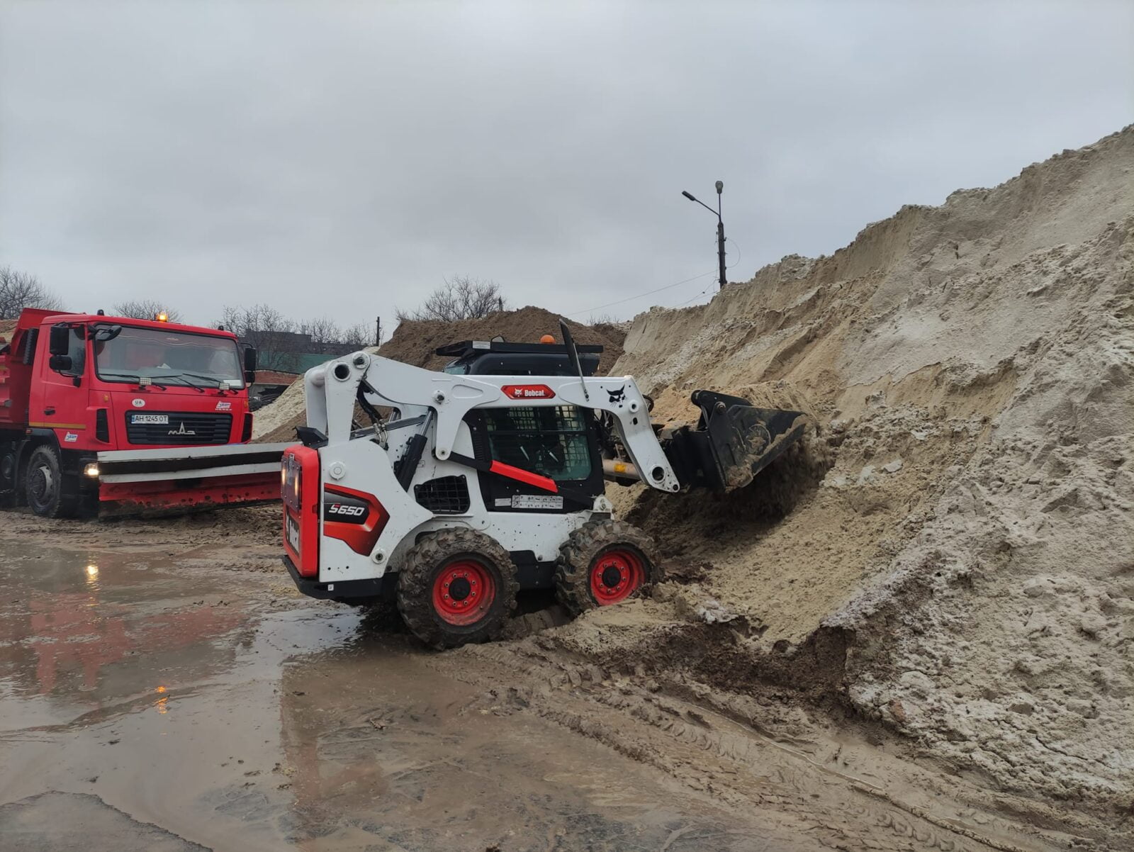 У Краматорську комунальники посипають піском замерзлі дороги