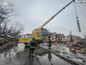 Всю ніч рятувальники беззупинно проводили розбір зруйнованих конструкцій будинку та пошук людей під завалами. Станом на 13 годину 1 грудня рятувальники розібрали 410 тонн будівельних конструкцій зруйнованого будинку. За попередньою інформацією під завалами перебуває ще 3 людей, серед них дитина. На місці події психологи ДСНС надають психологічну допомогу постраждалим. Аварійно-рятувальні роботи тривають.