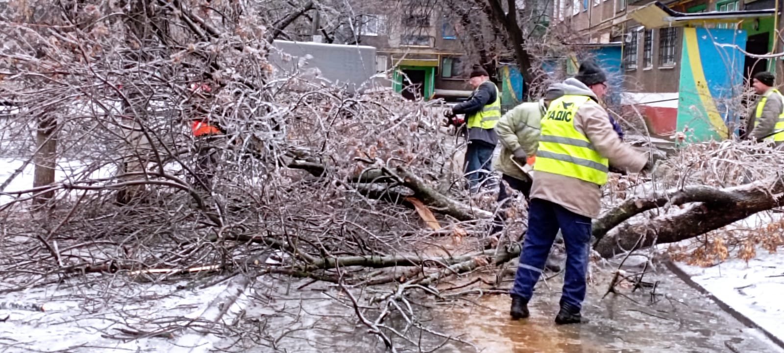 У Краматорську комунальники борються з наслідками негоди