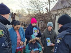 В День Святого Миколая поліцейські Краматорська привітали дітей зі святом