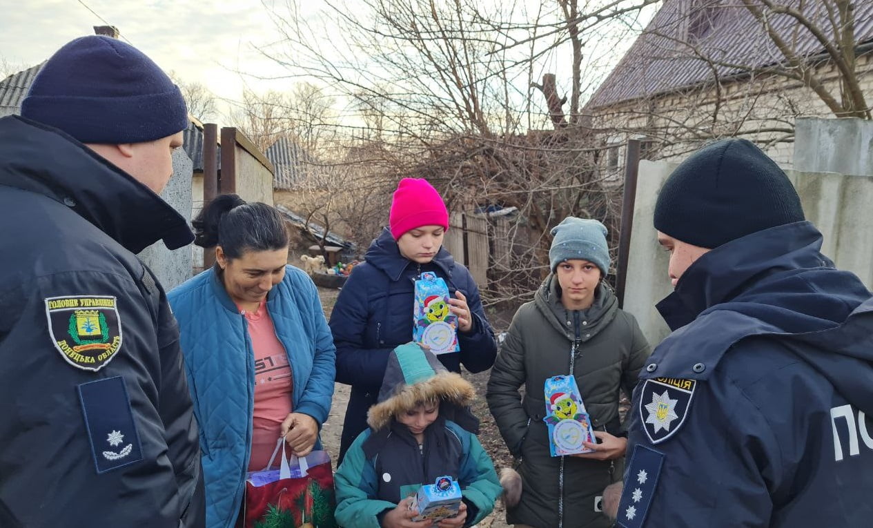 В День Святого Миколая поліцейські Краматорська привітали дітей зі святом