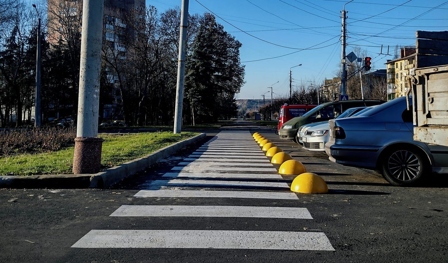 бетонні напівсфери для безпеки пішоходів