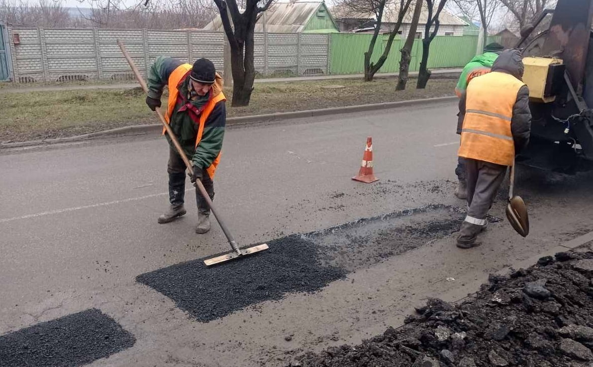 Комунальники у Краматорську латають ями