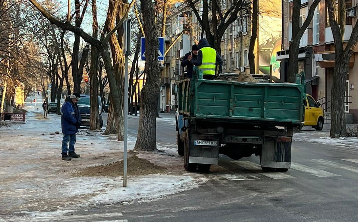 комунальники борються з ожеледицею