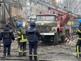 У Новогродівці на Донеччині розібрали всі завали частково зруйнованого 3-поверхового будинку. Під завалами не виявили 33-річну жінку, 38-річного чоловіка та 8-річну дівчинку. Про це Суспільному Донбас розповів начальник Новогродівської МВА Олександр Шевченко. "На жаль родину вже знайти живою не зможемо, якщо вона там перебувала. Завтра знову приїдуть кінологи, переглядатиме знову все будівельне сміття", — зазначив він. Якщо родину не знайдуть, її вважатимуть зниклими безвісти, проінформував начальник МВА. "На місці проводяться додаткові роботи. Там є нацпол та інші служби. Як буде дозвіл, продовжимо роботи", — розказав речник ДСНС Донеччини Станіслав Балдін. У місті працюють над відновленням комунікацій, зокрема, електрики. На місці понівеченого будинку є охорона. У вцілілих квартирах проживають восьмеро людей, інші — виїхали до родичів, знайомих, повідомив Шевченко. За його словами, жителям зруйнованих чи пошкоджених квартир благодійники від ООН надаватимуть допомогу, також з понеділка почне працювати комісія з компенсації, основне, мати документи на право власності.