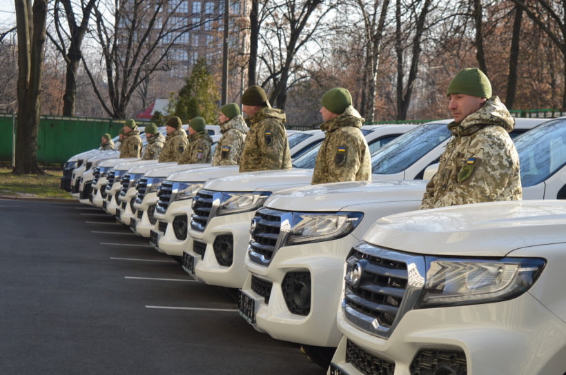 До Дня ЗСУ військовим передали пікапи та мікроавтобуси