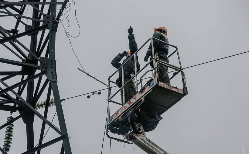 76 бригад енергетиків працюють над відновленням світла на Донеччині