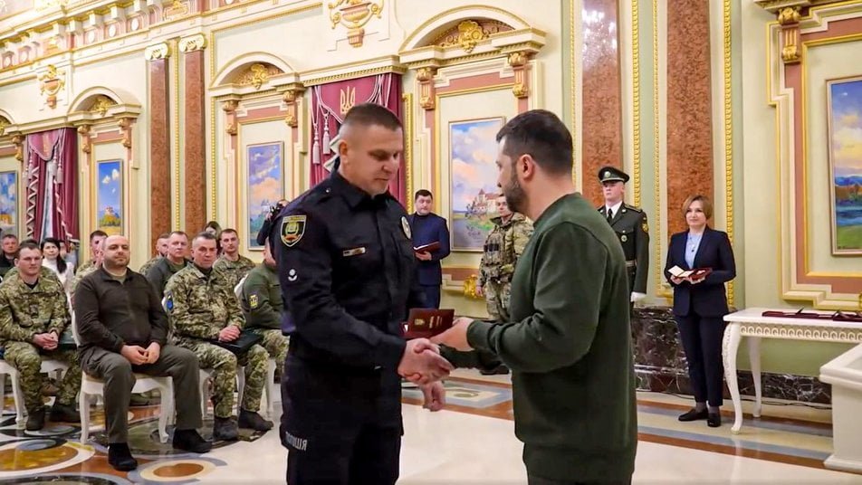 Вивіз з міста 350 людей: поліцейський з Авдіївки отримав орден від Зеленського