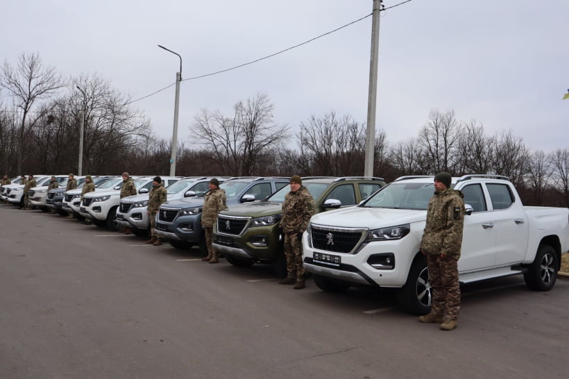 Військові на Донеччині отримали ще 12 автомобілів