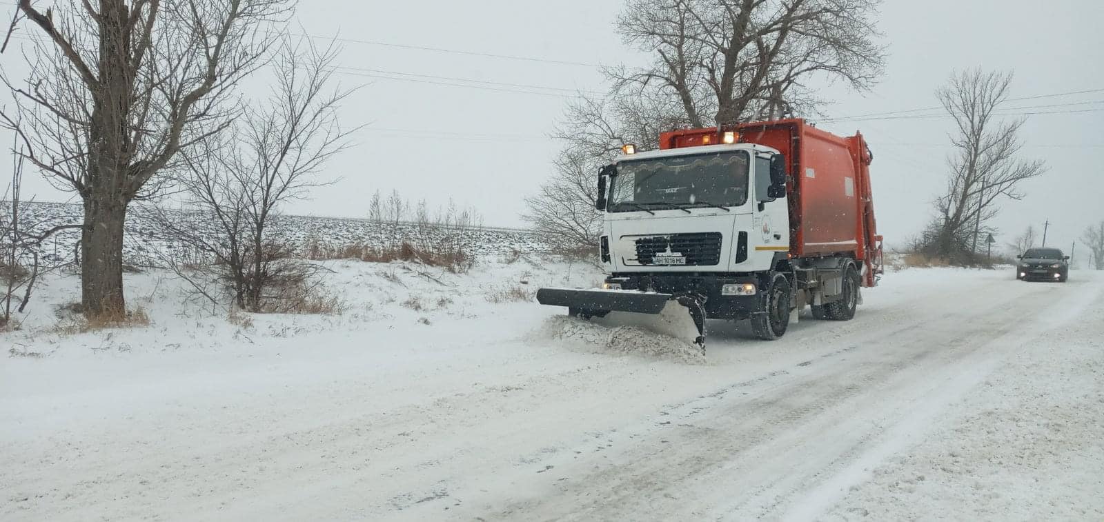 У Краматорську снігопад: комунальники розчищають автодороги