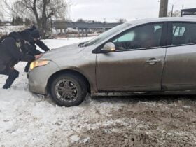У Словʼянську патрульні допомогли водію витягнути авто з снігу