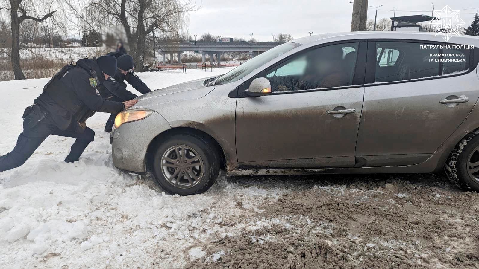 У Словʼянську патрульні допомогли водію витягнути авто з снігу