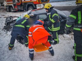 Рятувальники деблокували 2 людей з понівечених автівок у Краматорському районі