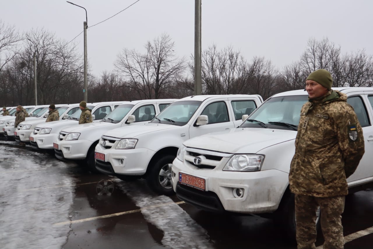 10 автомобілів передано військовим на Донеччині