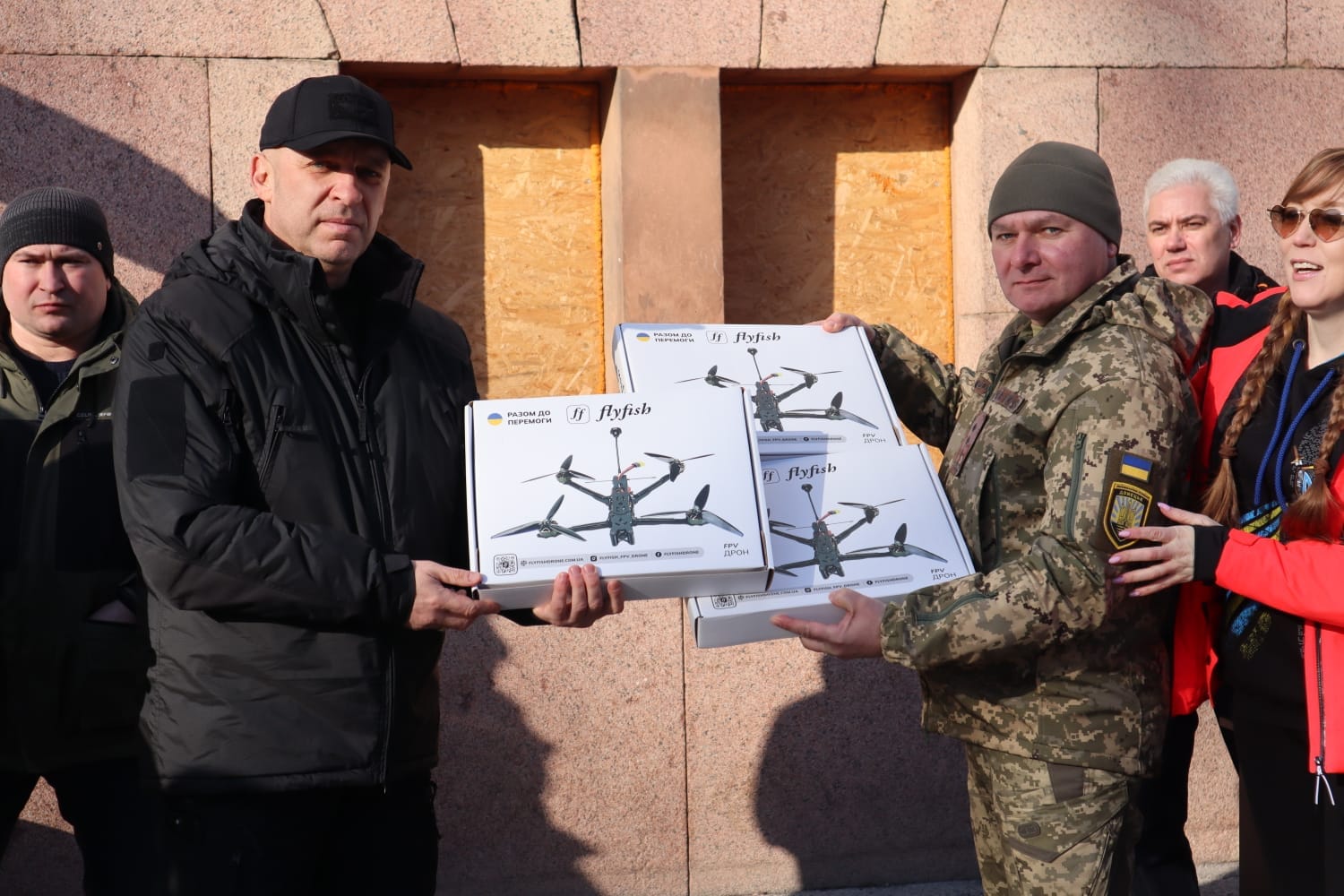волонтери передали допомогу військовим на Донеччині
