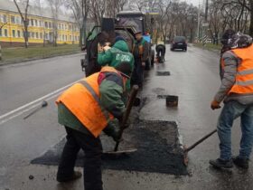 комунальники ремонтують дороги