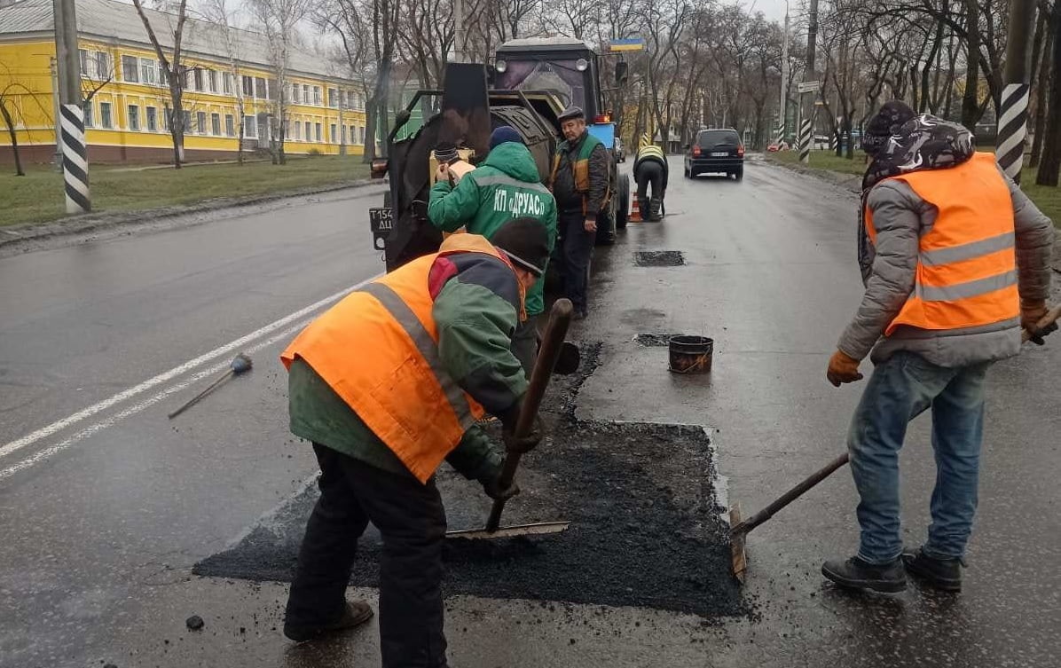 комунальники ремонтують дороги