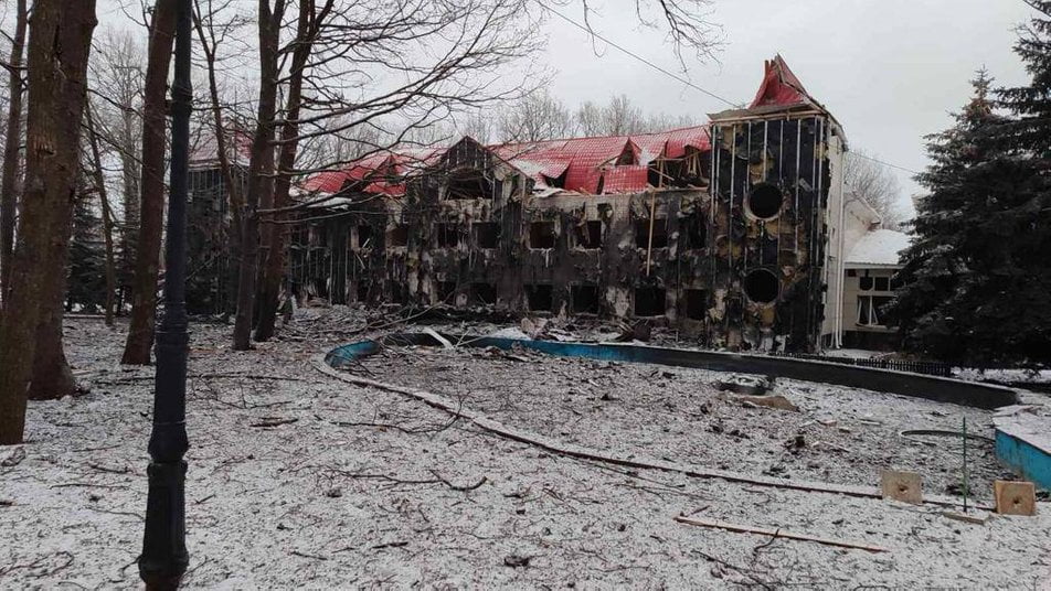 Російські ракети зруйнували медкорпус та їдальню у дитячому оздоровчому центрі у Харкові