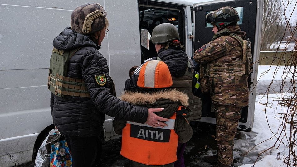 Примусова евакуація з 9 прифронтових сіл Донеччини: скількох дітей та дорослих евакуюють і в які регіони