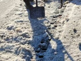 У Краматорську комунальники очищують дощоприймальні решітки