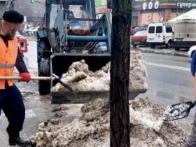 У Краматорську комунальники прибирають сніг у місті