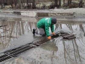 У Краматорську замінили пошкоджену дощоприймальну решітку