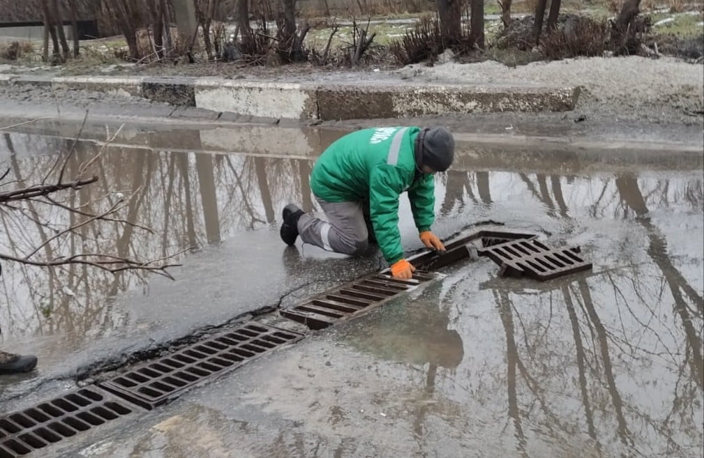 У Краматорську замінили пошкоджену дощоприймальну решітку