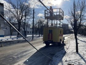 Через нічні обстріли у Херсоні частково відсутнє електропостачання: тролейбуси не вийшли на маршрути