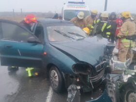 рятувальники дістали жінку з понівеченого авто