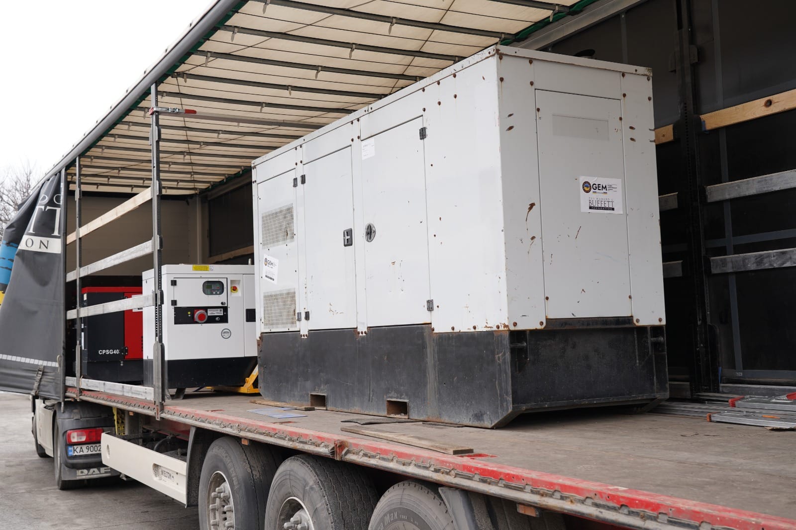 Потужні генератори та продуктові набори: Донеччина отримала гуманітарну допомогу