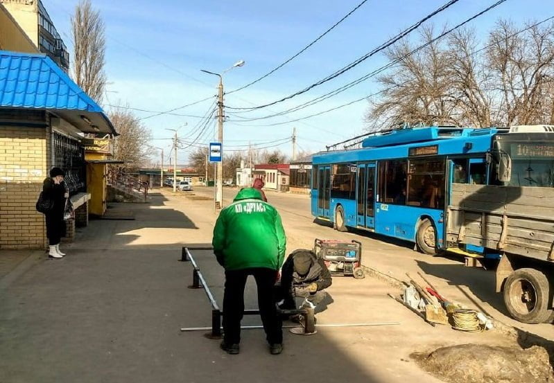 У Краматорську на Лазурному встановлюють нову зупинку для громадського транспорту