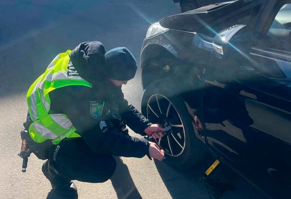 У Слов’янську патрульні допомогли замінити колесо жінці