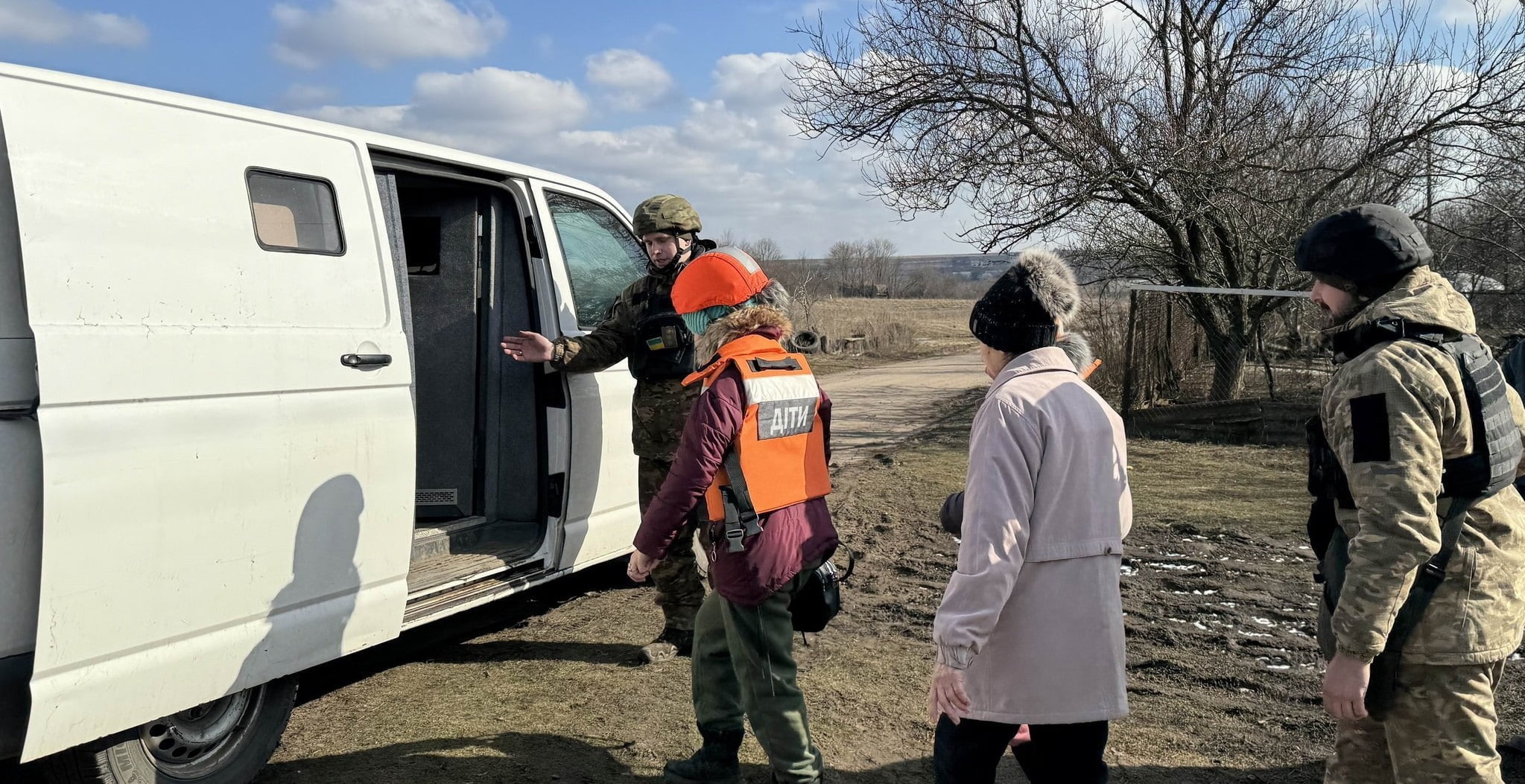 Поліція евакуювала літню жінку з внуками з прифронтової Костянтинівки