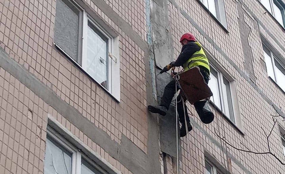 У Краматорську проводиться герметизація міжпанельних швів