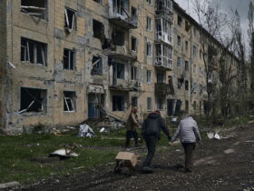 Поліцейські екіпажу "Білий янгол" евакуюють людей разом з тваринами, Авдіївка, Донецька область, лютий 2024 рік