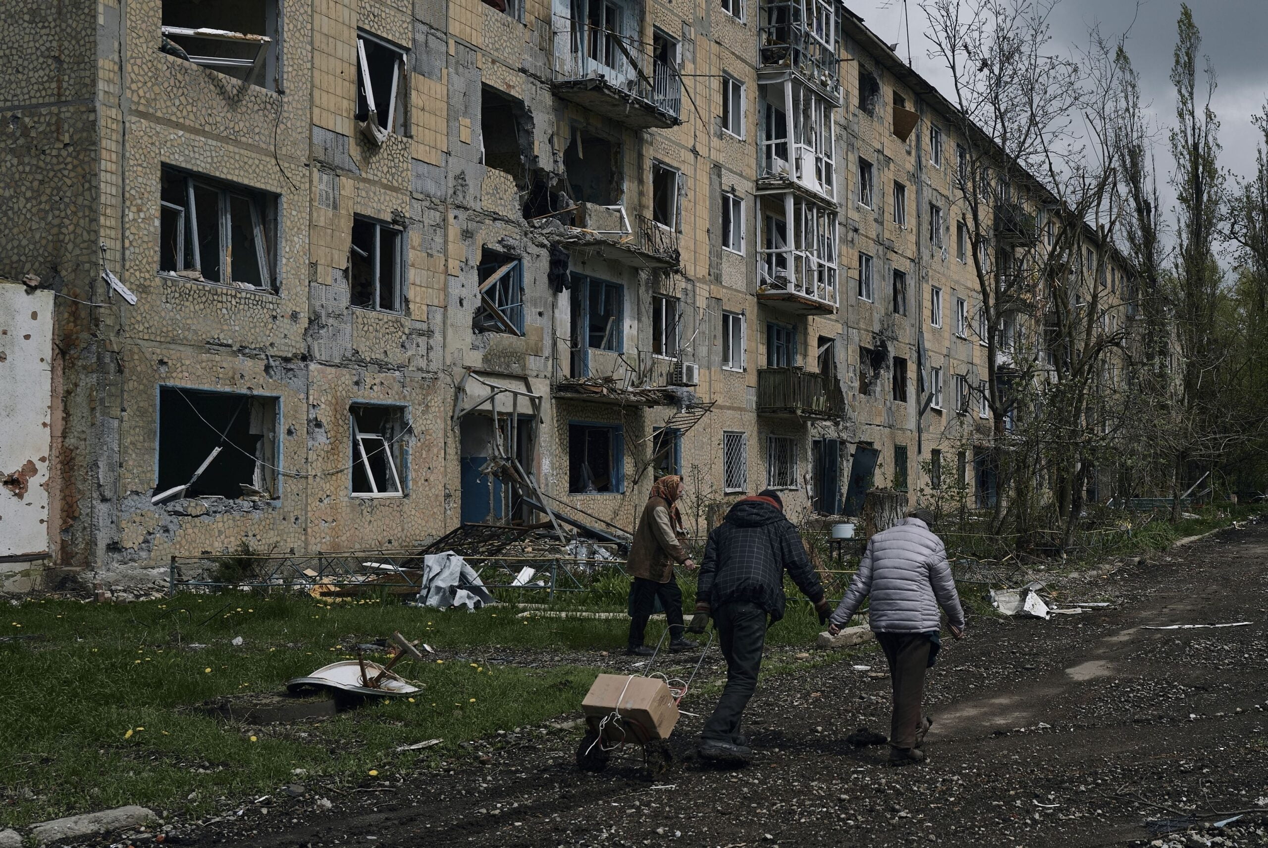 Поліцейські екіпажу "Білий янгол" евакуюють людей разом з тваринами, Авдіївка, Донецька область, лютий 2024 рік