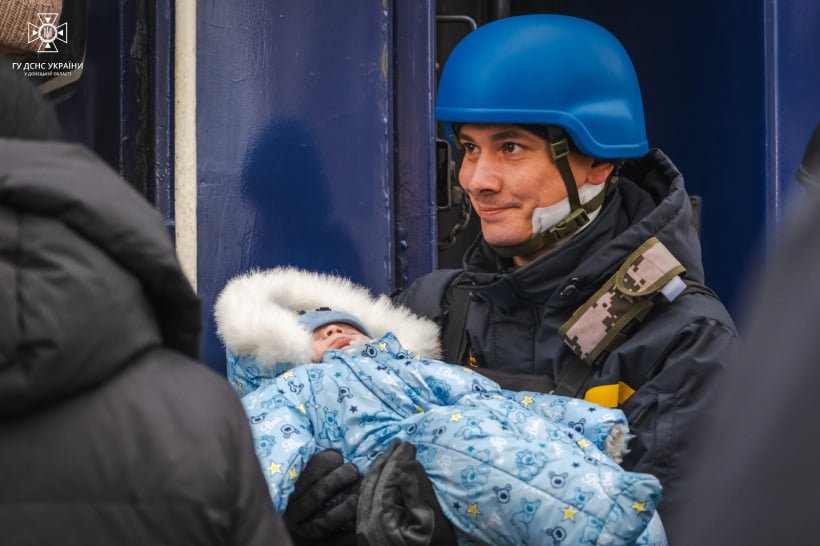 Рятувальники Донеччини допомогли евакуюватися 37 дітям, трьох з яких вивезли із зони активних бойових дій