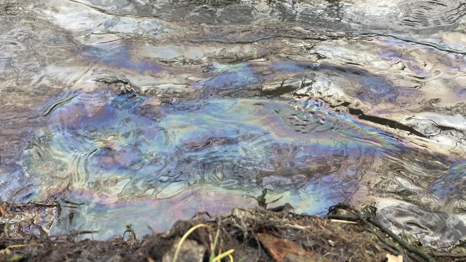 Які збитки від забруднення нафтопродуктами внаслідок удару по нафтобазі у Харкові