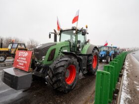 Блокада кордону: поляки спільно з поліцією почали зупиняти пасажирські автобуси