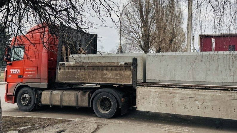 У Покровську почали встановлювати наземні укриття