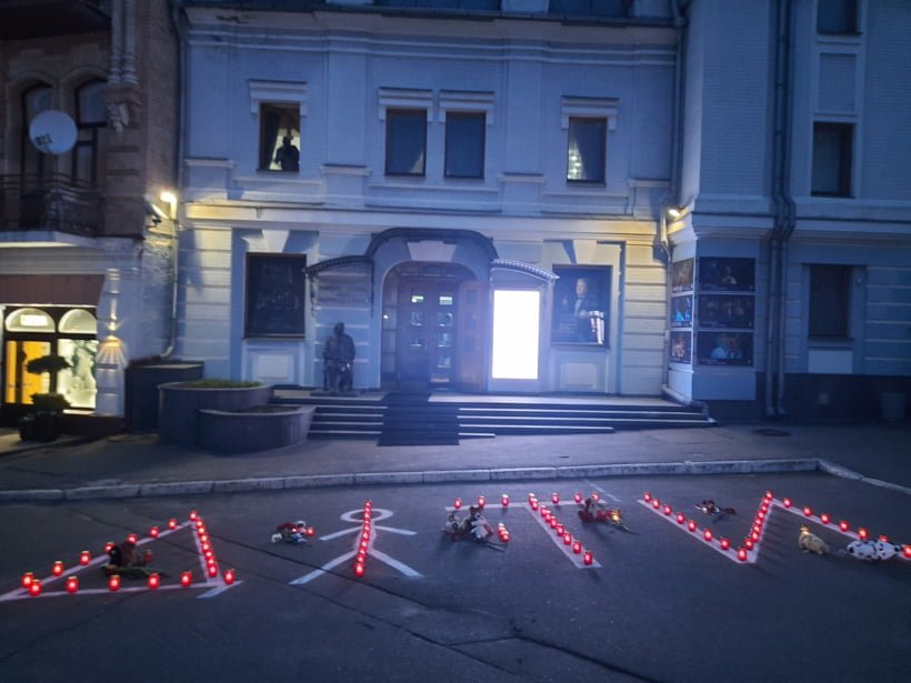 Пам'ять жертв трагедії в Маріуполі вшанували 58 театрів по всій Україні