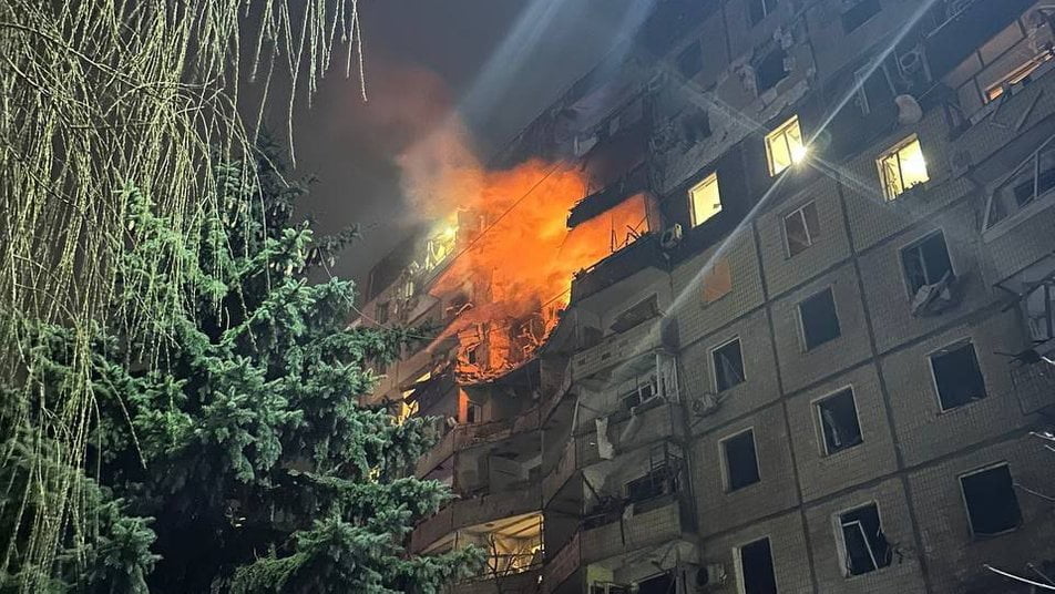 Війська РФ вдарили по Кривому Рогу: зайнялася багатоповерхівка, троє людей загинули, 44 – поранені