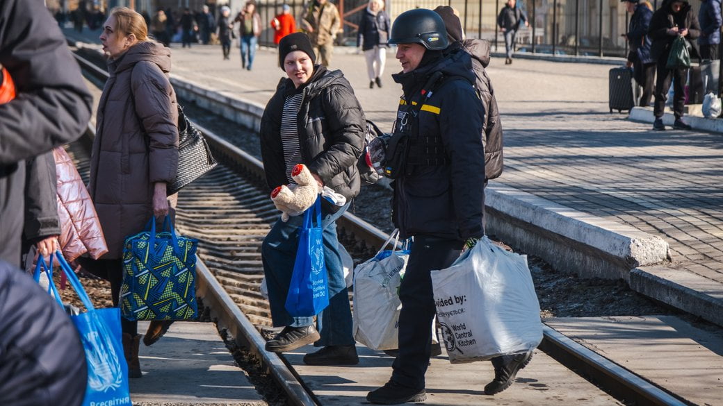 Першим евакуаційним рейсом на Рівненщину скористались понад пів сотні жителів Донеччини
