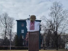 У Краматорську волонтери вдягли у вишиванку пам'ятник Шевченка