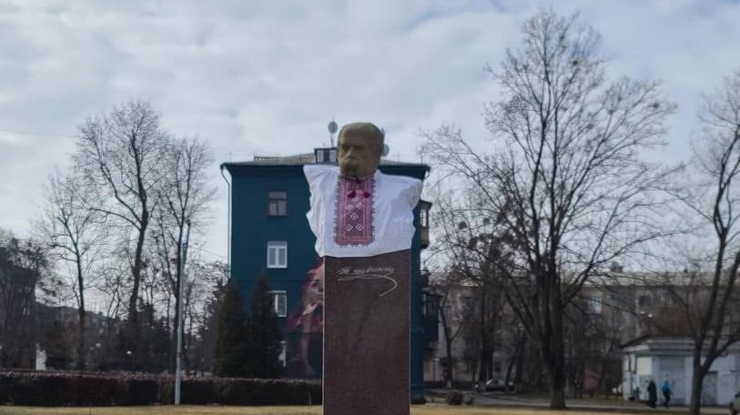 У Краматорську волонтери вдягли у вишиванку пам'ятник Шевченка